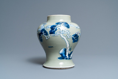 Un vase en porcelaine de Chine en bleu, blanc et rouge de cuivre &agrave; fond c&eacute;ladon, Kangxi