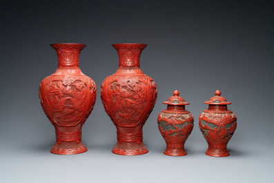 Twee paar Chinese vazen in rood lakwerk, 19/20e eeuw