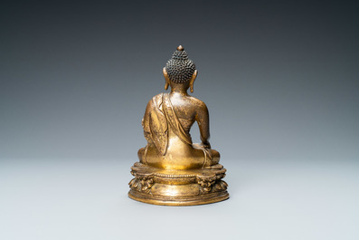 Een Chinese vergulde bronzen figuur van Boeddha, 17/18e eeuw