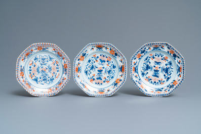 Zes Chinese octagonale Imari-stijl borden, Kangxi