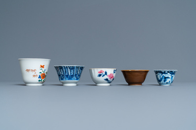Vierentwintig Chinese koppen en vijfentwintig schotels in blauw-wit, famille rose, verte en Imari-stijl porselein, Kangxi en later