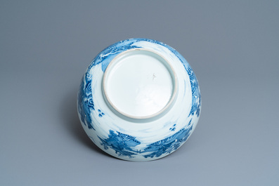 Un vase et un grand bol en porcelaine de Chine en bleu et blanc, Qianlong
