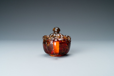 Une th&eacute;i&egrave;re couverte en ambre sculpt&eacute; sur socle en forme de lotus en bois sculpt&eacute;, 19&egrave;me