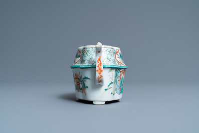 Une th&eacute;i&egrave;re couverte en porcelaine de Chine famille verte de Canton, 19&egrave;me