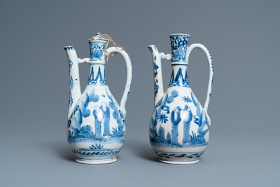 Une paire de verseuses en porcelaine Arita de Japon en bleu et blanc, 17&egrave;me