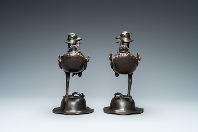 Une paire de br&ucirc;le-parfums en bronze en forme de canards sur une fleur de lotus, Chine, fin Ming/d&eacute;but Qing
