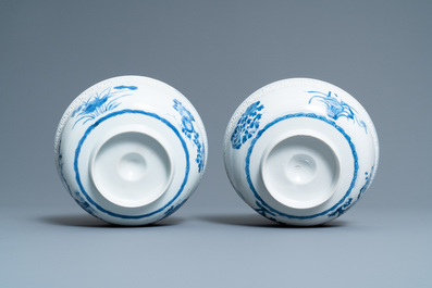 Une paire de bols en porcelaine de Chine en bleu et blanc &agrave; d&eacute;cor d'immortels, Kangxi