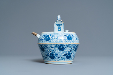A Chinese blue and white lime pot for the Vietnamese or Indonesian market, Kangxi