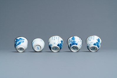 Vijf Chinese blauw-witte 'Bleu de Hue' koppen voor de Vietnamese markt, 19e eeuw
