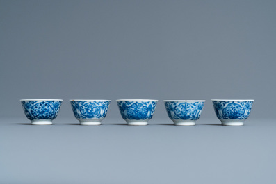 Cinq tasses et soucoupes en porcelaine de Chine en bleu et blanc, Kangxi