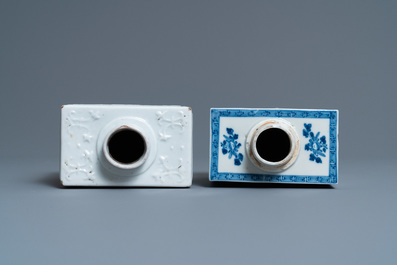Twee Chinese theebussen met reli&euml;fdecor in blauw-wit en blanc de Chine, 19e eeuw