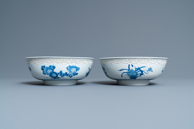 Une paire de bols en porcelaine de Chine en bleu et blanc &agrave; d&eacute;cor d'immortels, Kangxi