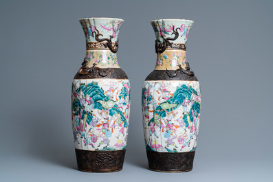 Une paire de vases en porcelaine de Chine famille rose dite 'de Nankin', 19&egrave;me