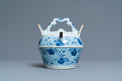 Un pot &agrave; chaux en porcelaine de Chine en bleu et blanc pour le Vietnam ou l'Indon&eacute;sie, Kangxi