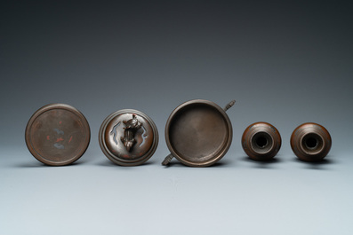 Un br&ucirc;le-parfum et une paire de vases en bronze incrust&eacute;, Chine pour le Vietnam, 19&egrave;me