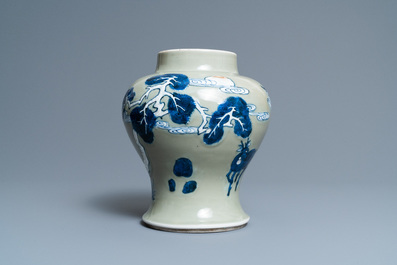 Un vase en porcelaine de Chine en bleu, blanc et rouge de cuivre &agrave; fond c&eacute;ladon, Kangxi
