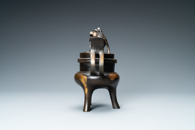 Een Chinese deels vergulde bronzen driepotige wierookbrander met deksel, Ming