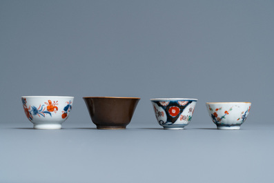 Vingt-quatre tasses et vingt-cinq soucoupes en porcelaine de Chine en bleu et blanc, famille rose, verte et de style Imari, Kangxi et apr&egrave;s