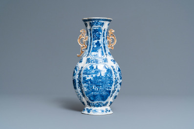 Een Chinese blauw-witte vaas en een grote kom, Qianlong