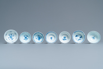 Quinze tasses et dix-huit soucoupes en porcelaine de Chine en bleu et blanc, Kangxi