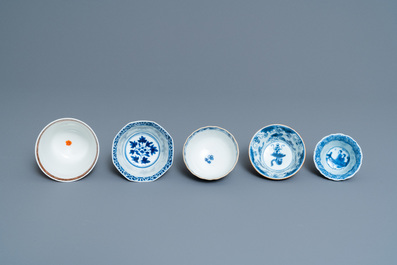 Vierentwintig Chinese koppen en vijfentwintig schotels in blauw-wit, famille rose, verte en Imari-stijl porselein, Kangxi en later