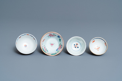 Vingt-quatre tasses et vingt-cinq soucoupes en porcelaine de Chine en bleu et blanc, famille rose, verte et de style Imari, Kangxi et apr&egrave;s
