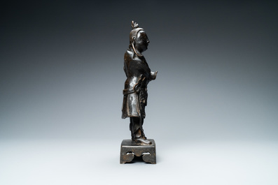 Een Chinese bronzen figuur van een dienaar, Ming