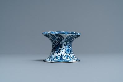 Een Chinees blauw-wit zoutvat naar Europees zilveren model, Kangxi