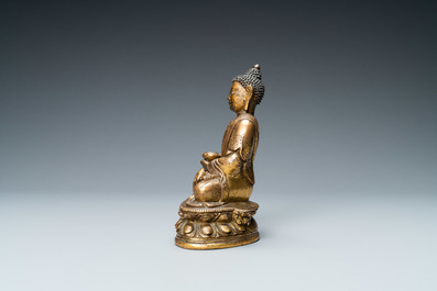 A Chinese gilt bronze 'Medicine Buddha' figure, 17/18th C.