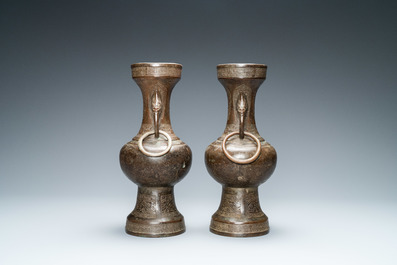 Une paire de vases en bronze, Yuan