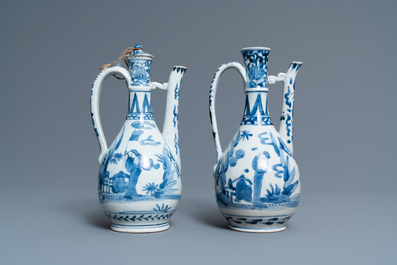 Une paire de verseuses en porcelaine Arita de Japon en bleu et blanc, 17&egrave;me