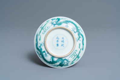 Een Chinese blauw-witte en groene 'draken' schotel, Chenghua merk, 18/19e eeuw