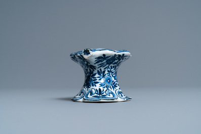 Un saleron en porcelaine de Chine en bleu et blanc d'apr&egrave;s un mod&egrave;le europ&eacute;en en argent, Kangxi