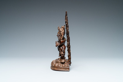 Een Sino-Tibetaanse bronzen figuur van Vajrapani, 17/18e eeuw