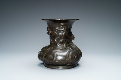 Een ongewone Chinese bronzen zo&ouml;morfe 'zun' vaas, Kangxi