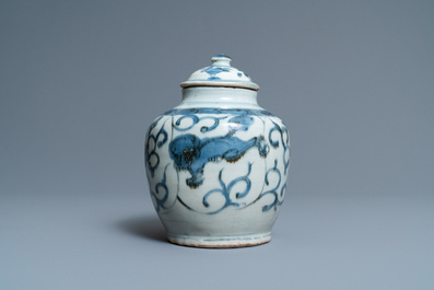 Een Chinese blauw-witte dekselvaas, Wanli