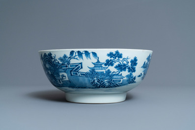 Un vase et un grand bol en porcelaine de Chine en bleu et blanc, Qianlong