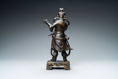 Een Chinese bronzen figuur van een dienaar, Ming