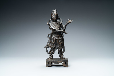 Een Chinese bronzen figuur van een dienaar, Ming