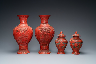 Twee paar Chinese vazen in rood lakwerk, 19/20e eeuw