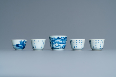 Vijf Chinese blauw-witte 'Bleu de Hue' koppen voor de Vietnamese markt, 19e eeuw