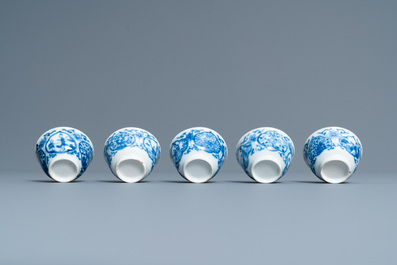 Vijf Chinese blauw-witte koppen en schotels, Kangxi