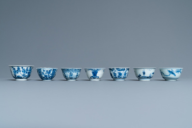 Quinze tasses et dix-huit soucoupes en porcelaine de Chine en bleu et blanc, Kangxi