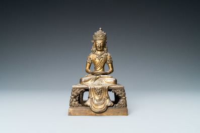 Een Chinese vergulde bronzen figuur van Boeddha Amitayus, Qianlong