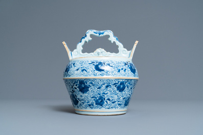 Un pot &agrave; chaux en porcelaine de Chine en bleu et blanc pour le Vietnam ou l'Indon&eacute;sie, Kangxi