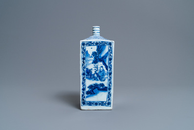 Une bouteille de forrme carr&eacute;e en porcelaine de Chine en bleu et blanc, &eacute;poque Transition
