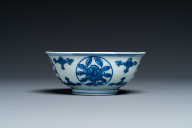 Un bol en porcelaine de Chine en bleu et blanc &agrave; d&eacute;cor d'un dragon, marque et &eacute;poque de Wanli