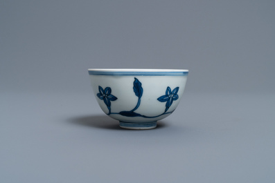 Un bol 'du palais' en porcelaine de Chine en bleu et blanc, Kangxi