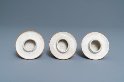 Une garniture de cinq vases en porcelaine de Chine en bleu et blanc, Kangxi