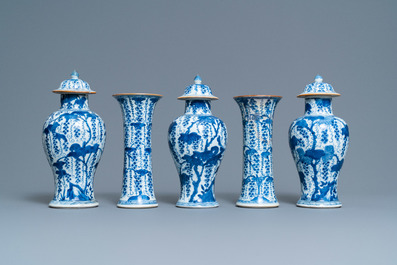 Een Chinees vijfdelig blauw-wit kaststel met druivenranken, Kangxi